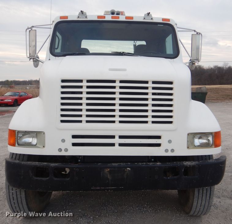 image for item DJ8632 1991 International 8100  semi truck