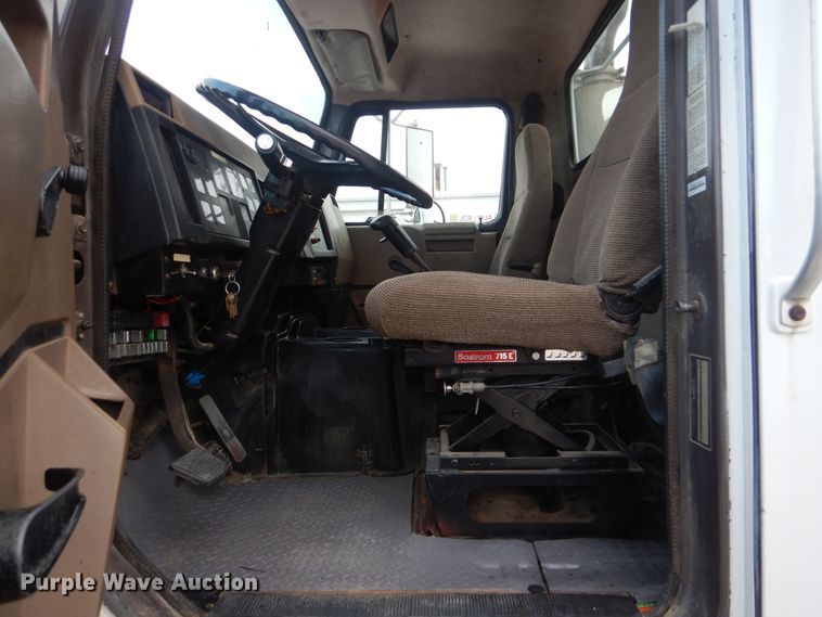 image for item DJ8632 1991 International 8100  semi truck