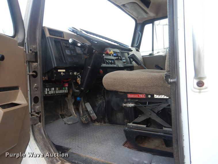 image for item DJ8632 1991 International 8100  semi truck