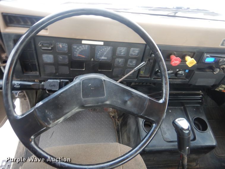 image for item DJ8632 1991 International 8100  semi truck