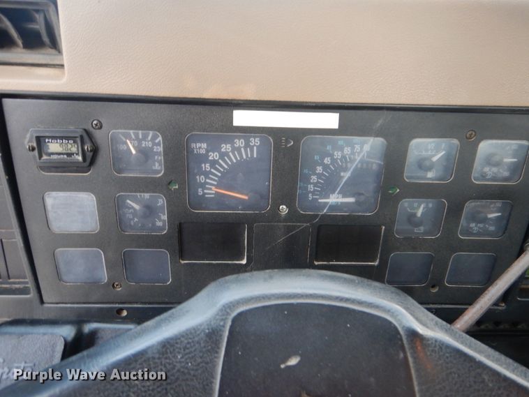 image for item DJ8632 1991 International 8100  semi truck