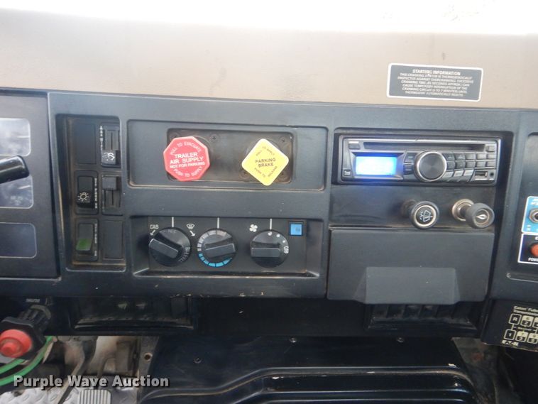 image for item DJ8632 1991 International 8100  semi truck