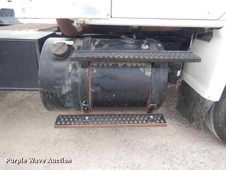 image for item DJ8632 1991 International 8100  semi truck