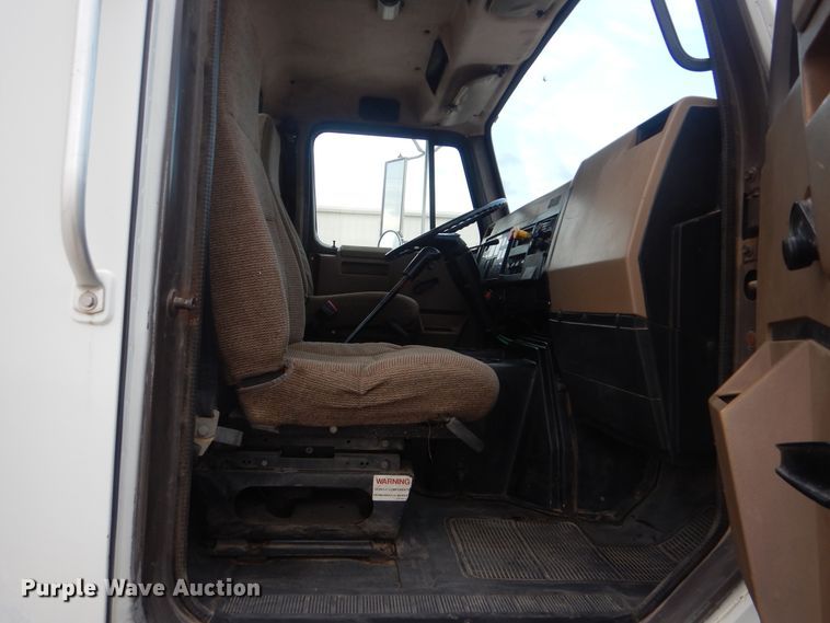 image for item DJ8632 1991 International 8100  semi truck