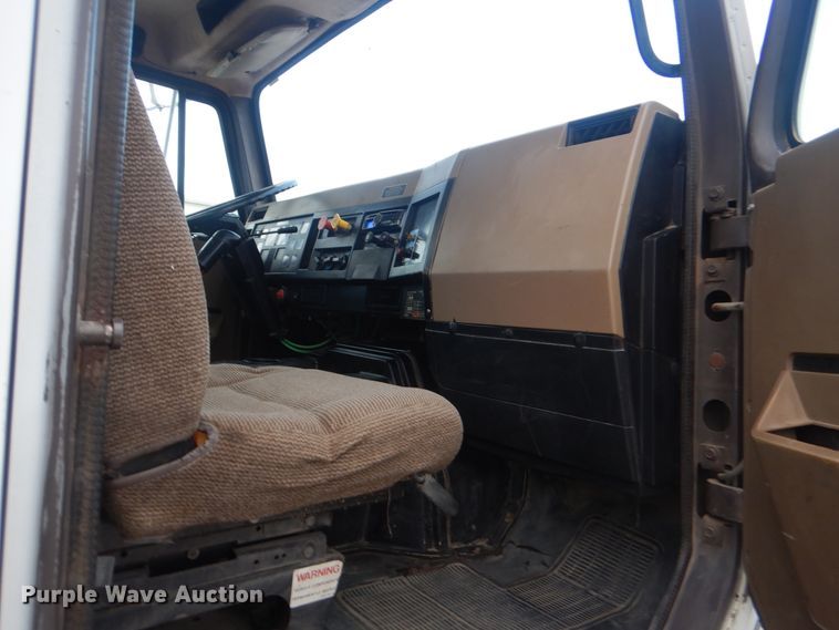 image for item DJ8632 1991 International 8100  semi truck