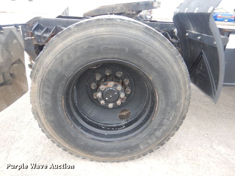 image for item DJ8632 1991 International 8100  semi truck