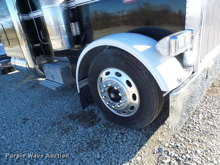 image for item DL0797 2005 Peterbilt 379  semi truck