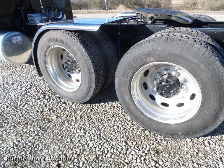 image for item DL0797 2005 Peterbilt 379  semi truck