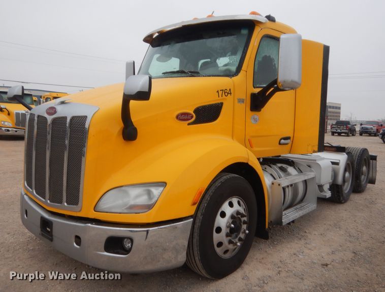 image for item HG9856 2017 Peterbilt 579  semi truck