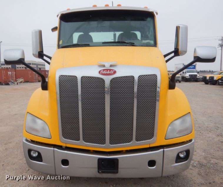 image for item HG9856 2017 Peterbilt 579  semi truck