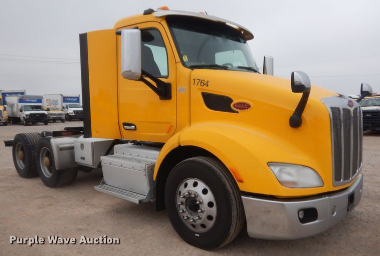 image for item HG9856 2017 Peterbilt 579  semi truck