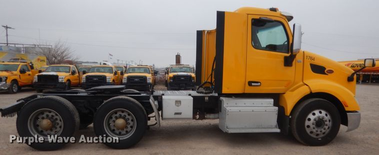 image for item HG9856 2017 Peterbilt 579  semi truck