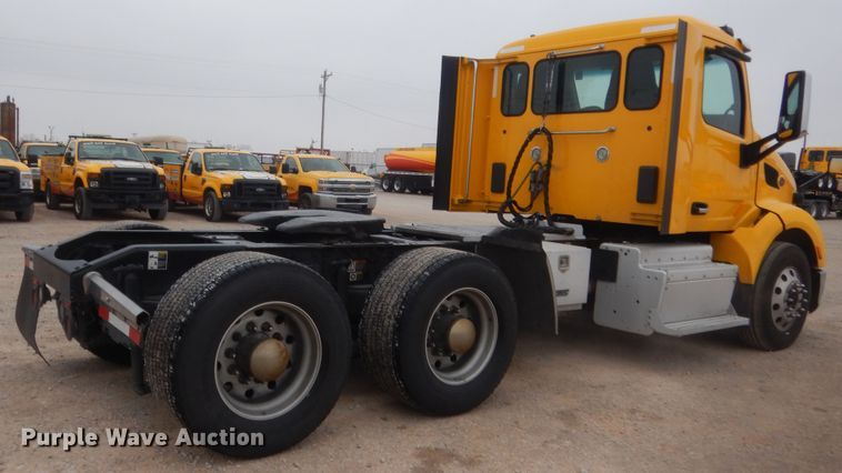 image for item HG9856 2017 Peterbilt 579  semi truck