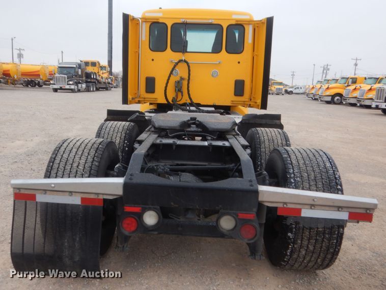 image for item HG9856 2017 Peterbilt 579  semi truck