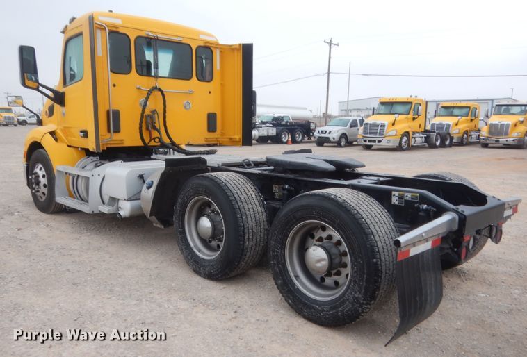 image for item HG9856 2017 Peterbilt 579  semi truck