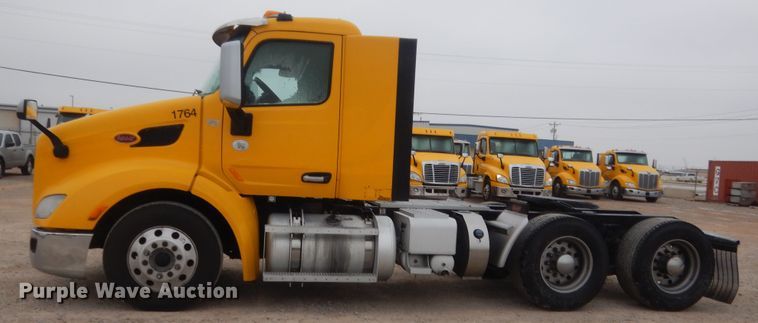 image for item HG9856 2017 Peterbilt 579  semi truck