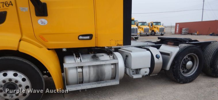 image for item HG9856 2017 Peterbilt 579  semi truck