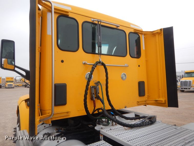 image for item HG9856 2017 Peterbilt 579  semi truck