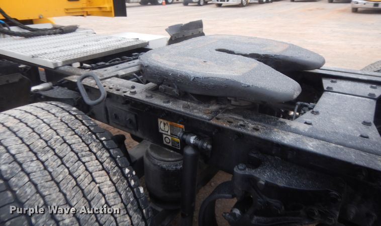 image for item HG9856 2017 Peterbilt 579  semi truck