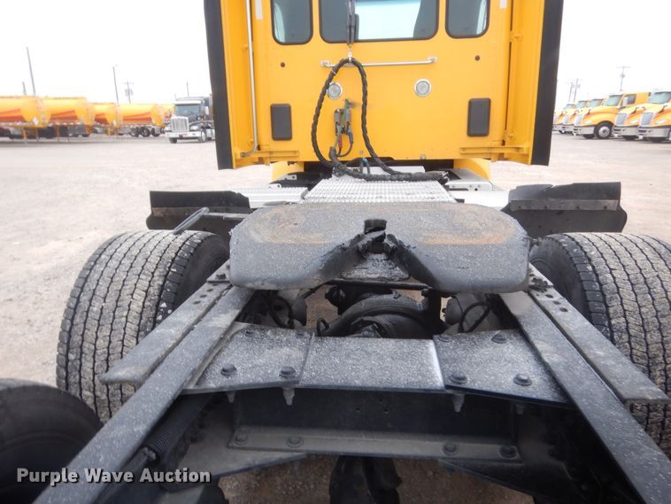 image for item HG9856 2017 Peterbilt 579  semi truck