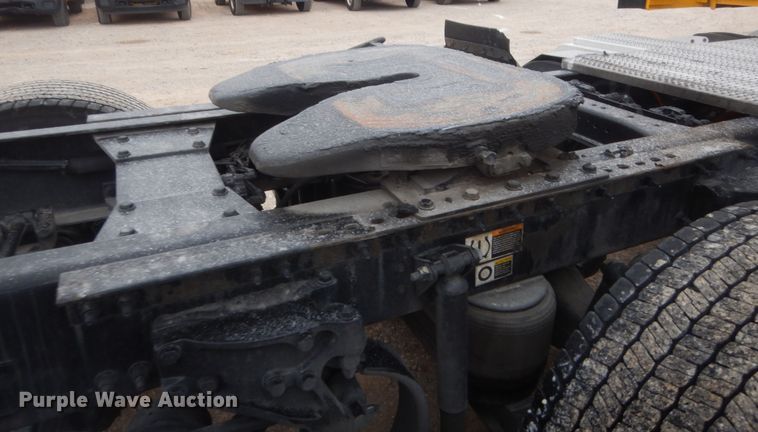 image for item HG9856 2017 Peterbilt 579  semi truck