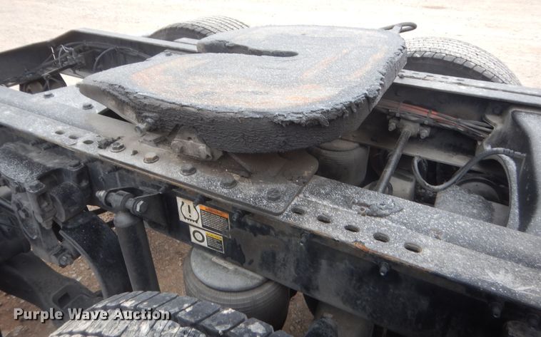 image for item HG9856 2017 Peterbilt 579  semi truck