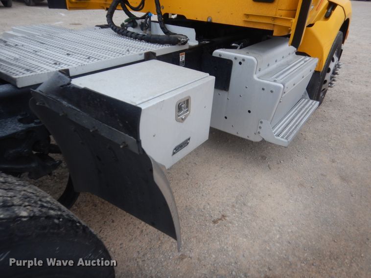 image for item HG9856 2017 Peterbilt 579  semi truck