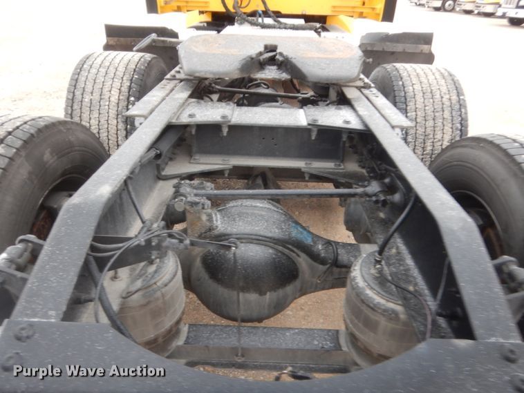 image for item HG9856 2017 Peterbilt 579  semi truck