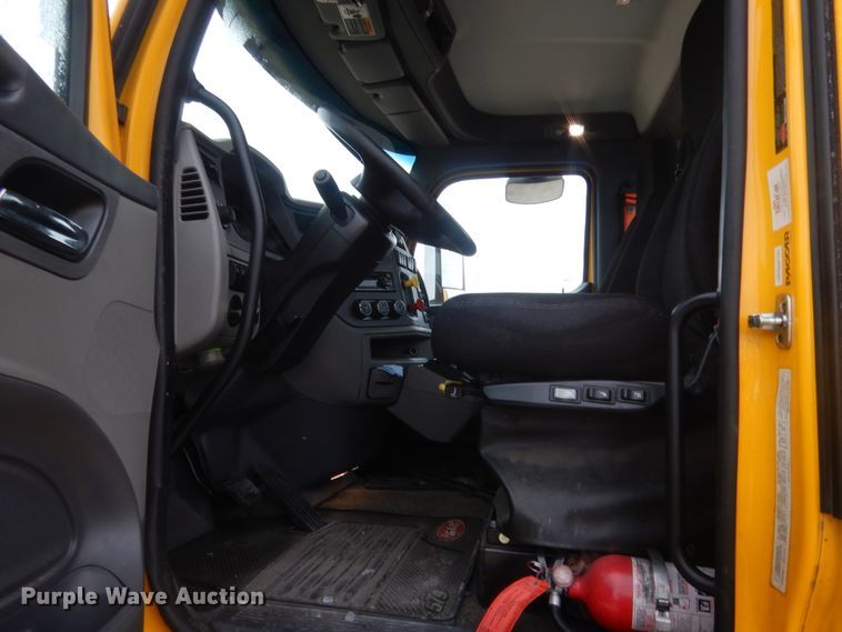 image for item HG9856 2017 Peterbilt 579  semi truck