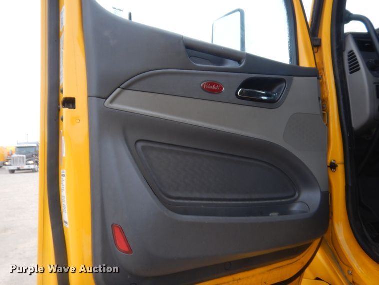 image for item HG9856 2017 Peterbilt 579  semi truck