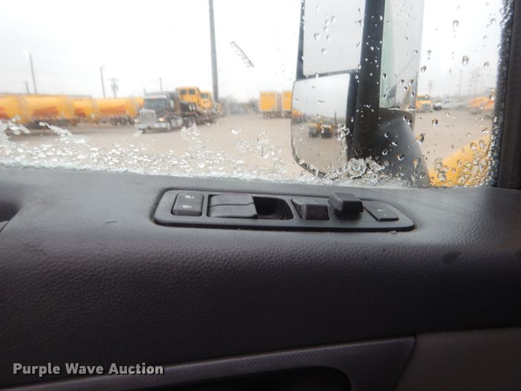 image for item HG9856 2017 Peterbilt 579  semi truck