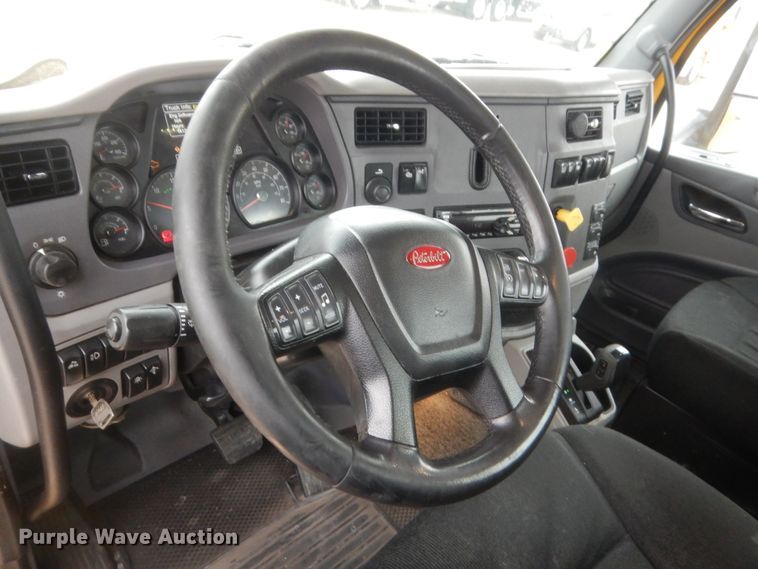 image for item HG9856 2017 Peterbilt 579  semi truck