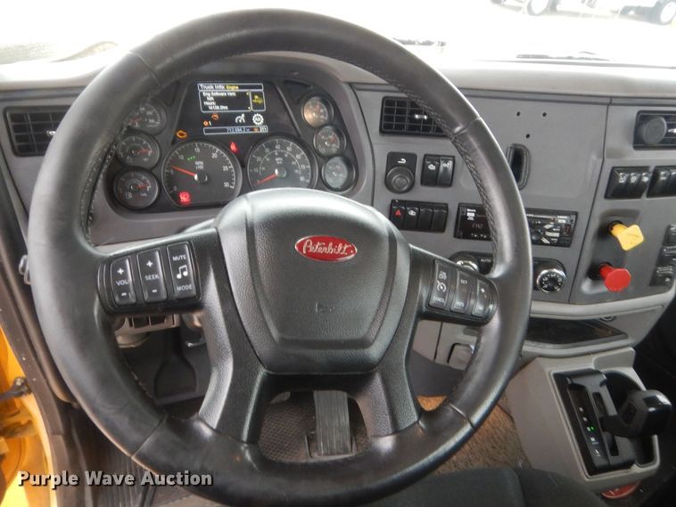 image for item HG9856 2017 Peterbilt 579  semi truck