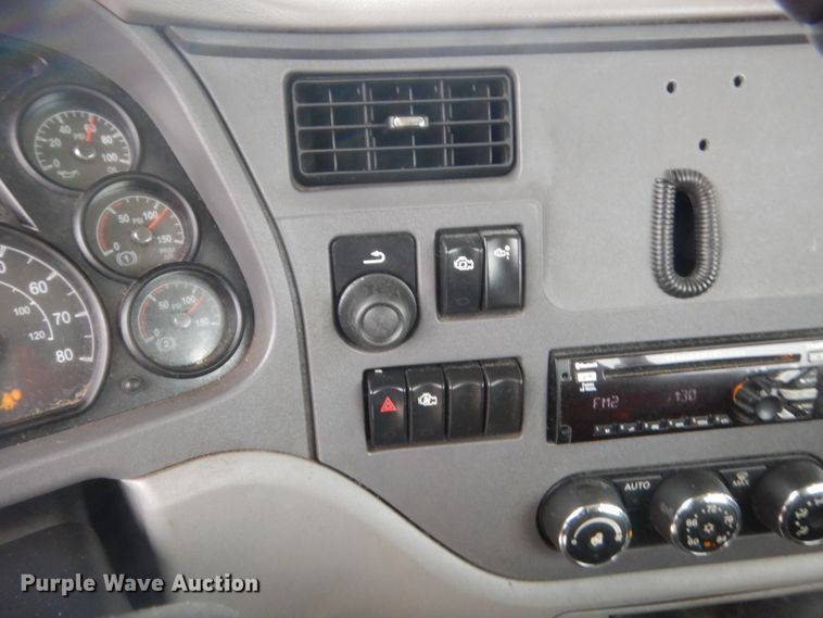 image for item HG9856 2017 Peterbilt 579  semi truck