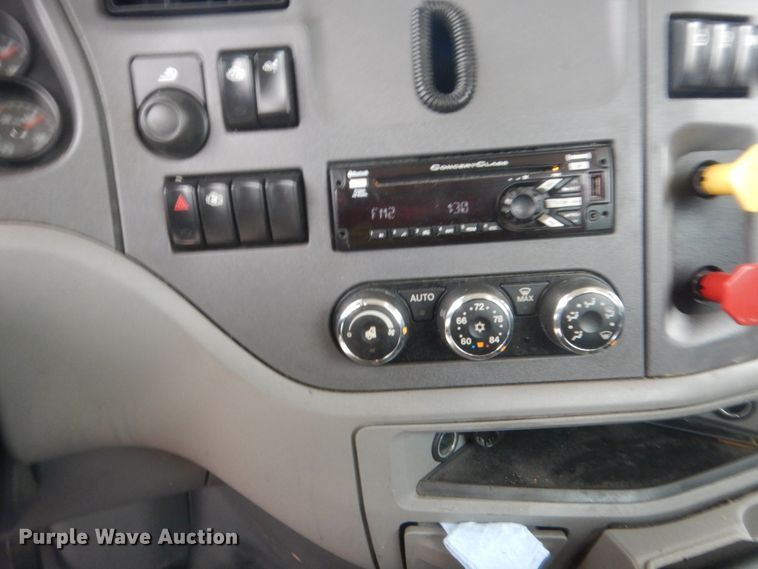 image for item HG9856 2017 Peterbilt 579  semi truck