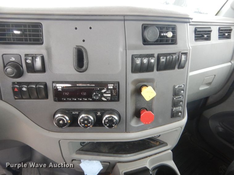 image for item HG9856 2017 Peterbilt 579  semi truck