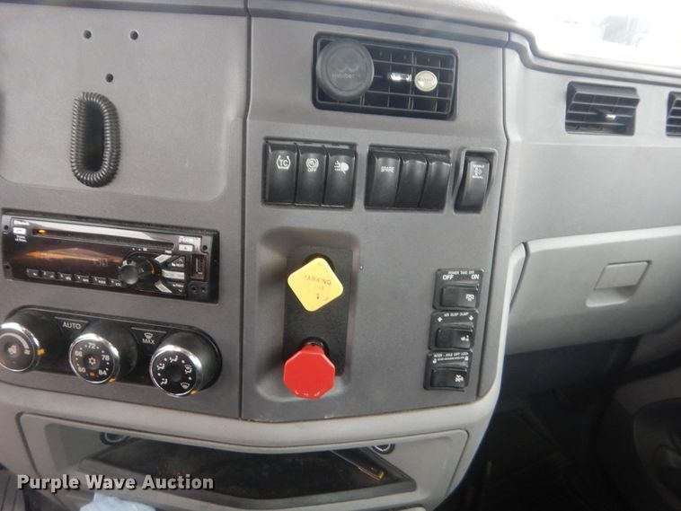 image for item HG9856 2017 Peterbilt 579  semi truck