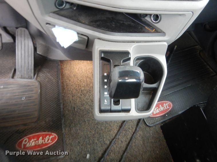 image for item HG9856 2017 Peterbilt 579  semi truck