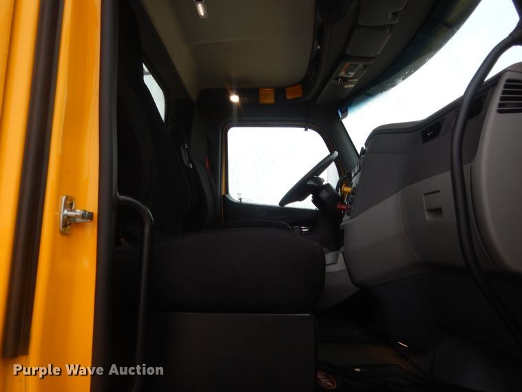 image for item HG9856 2017 Peterbilt 579  semi truck