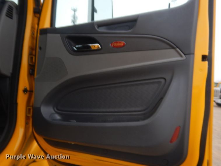 image for item HG9856 2017 Peterbilt 579  semi truck