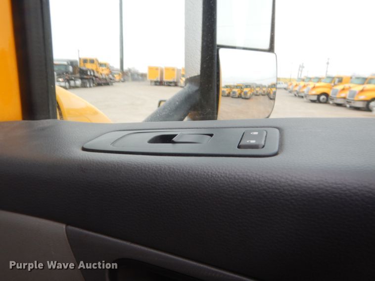 image for item HG9856 2017 Peterbilt 579  semi truck