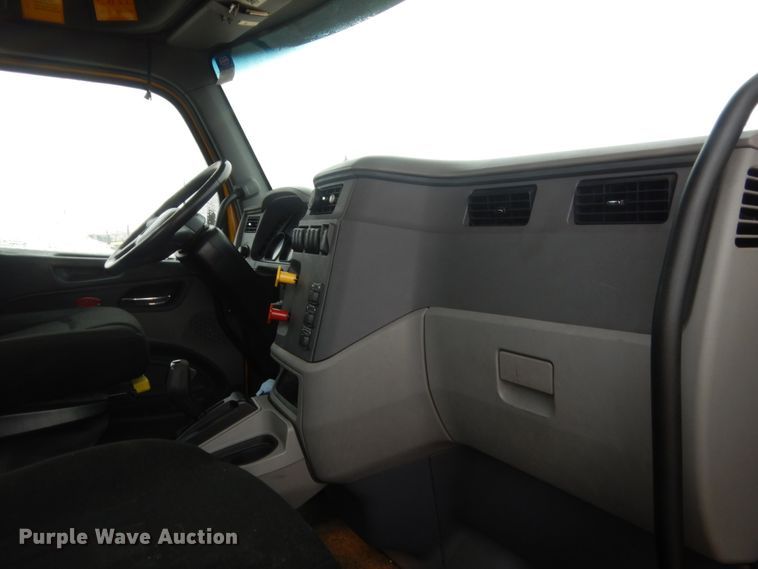 image for item HG9856 2017 Peterbilt 579  semi truck