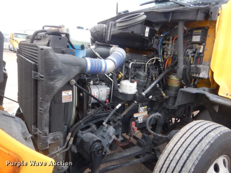 image for item HG9856 2017 Peterbilt 579  semi truck