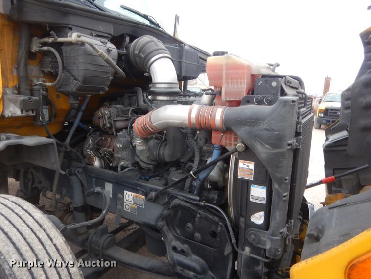 image for item HG9856 2017 Peterbilt 579  semi truck