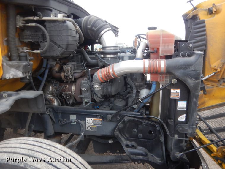 image for item HG9856 2017 Peterbilt 579  semi truck