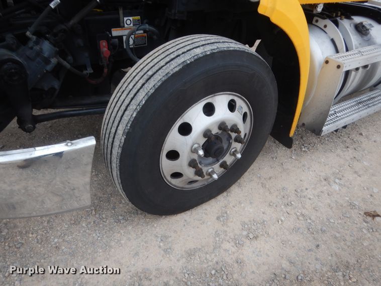 image for item HG9856 2017 Peterbilt 579  semi truck