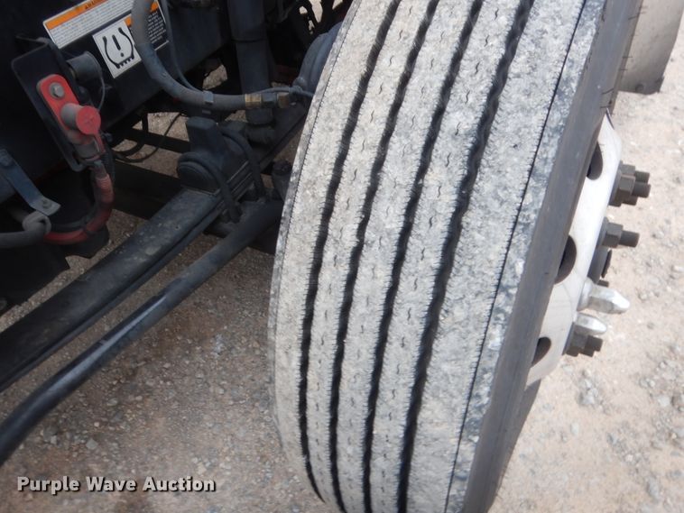 image for item HG9856 2017 Peterbilt 579  semi truck