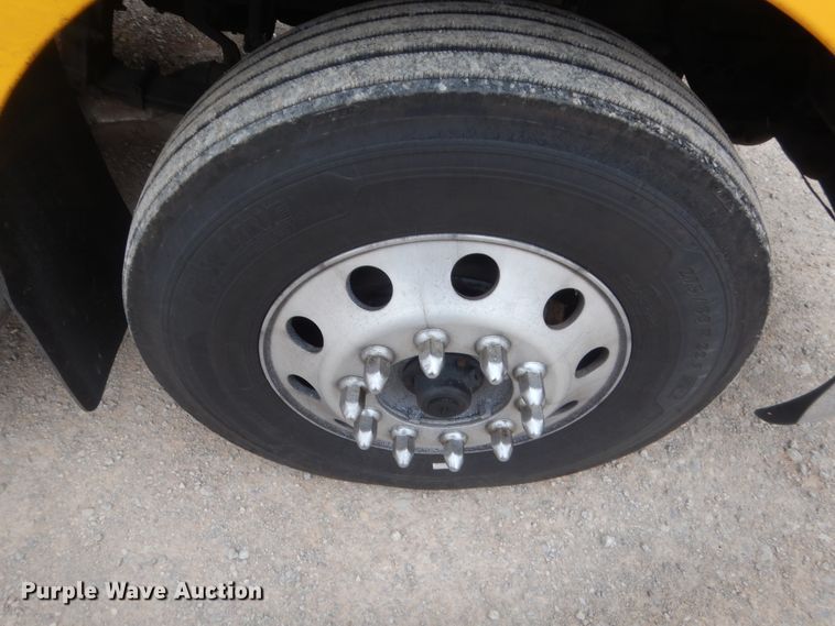 image for item HG9856 2017 Peterbilt 579  semi truck