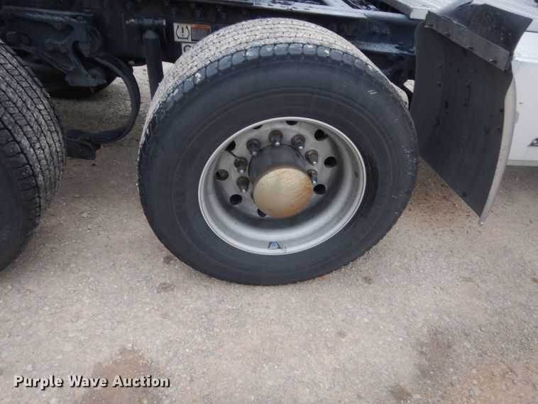 image for item HG9856 2017 Peterbilt 579  semi truck