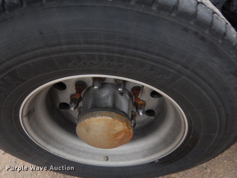 image for item HG9856 2017 Peterbilt 579  semi truck